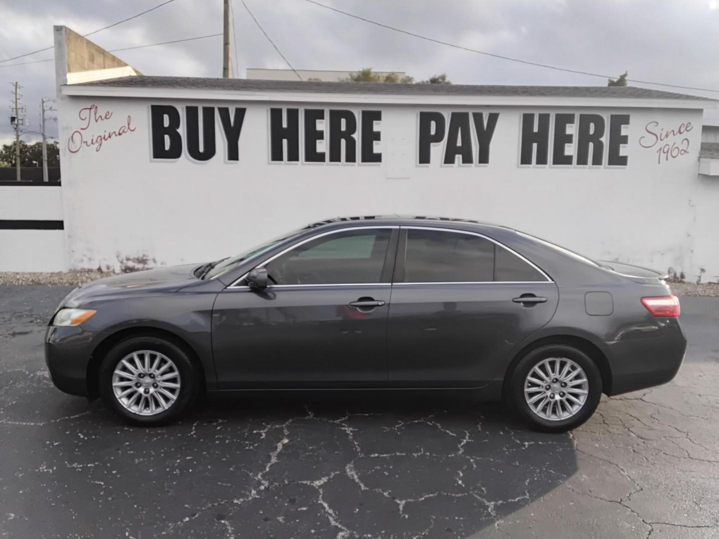 2009 Toyota Camry SE's photo