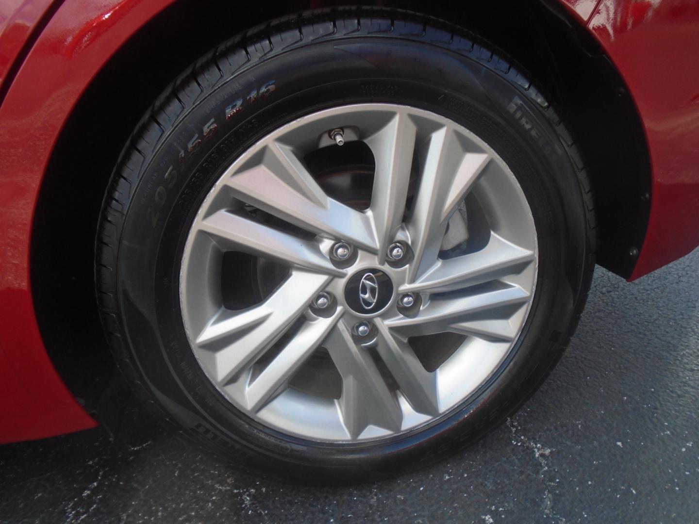 2019 RED /Beige Hyundai Elantra Limited (5NPD84LF2KH) with an 1.8L L4 DOHC 16V engine, 6A transmission, located at 6112 N Florida Avenue, Tampa, FL, 33604, (888) 521-5131, 27.954929, -82.459534 - 499$ down plus tax & tag. - Photo#9