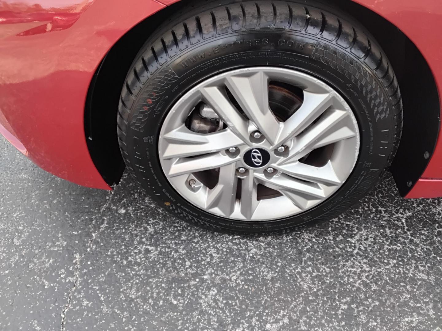 2019 RED /Beige Hyundai Elantra Limited (5NPD84LF2KH) with an 1.8L L4 DOHC 16V engine, 6A transmission, located at 6112 N Florida Avenue, Tampa, FL, 33604, (888) 521-5131, 27.954929, -82.459534 - 499$ down plus tax & tag. - Photo#26