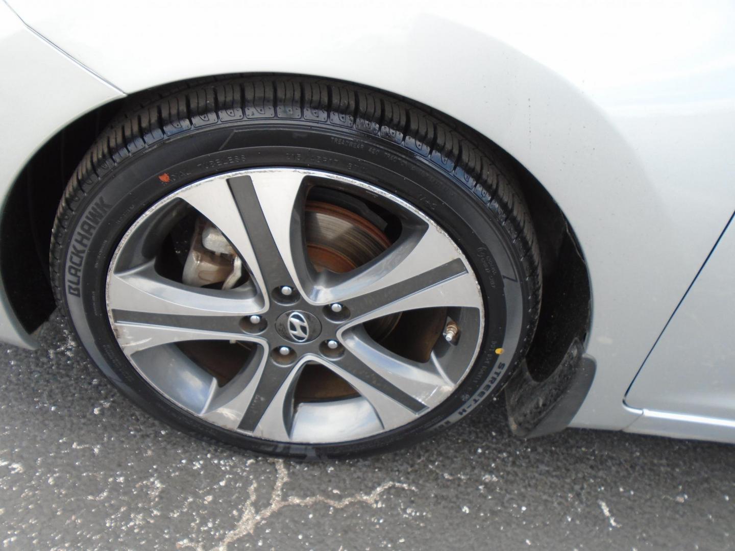2015 SILVER /Grey Hyundai Elantra (KMHDH4AH5FU) , located at 6112 N Florida Avenue, Tampa, FL, 33604, (888) 521-5131, 27.954929, -82.459534 - 499$ down plus tax & tag. - Photo#15