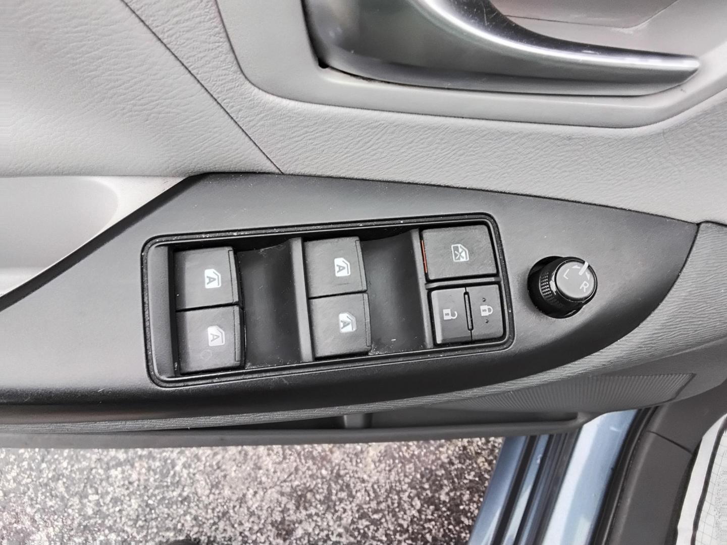 2015 BLUE /Beige Toyota Sienna (5TDKK3DC0FS) , located at 6112 N Florida Avenue, Tampa, FL, 33604, (888) 521-5131, 27.954929, -82.459534 - $499 down plus tax & tag. - Photo#21