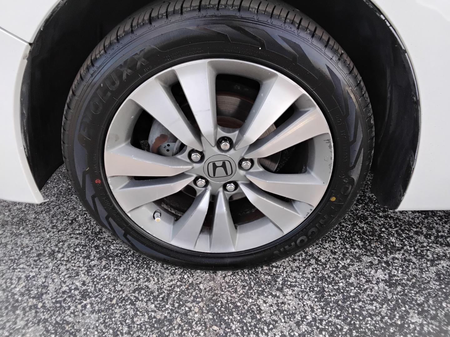 2012 White /Beige Honda Accord (1HGCS1B32CA) , located at 6112 N Florida Avenue, Tampa, FL, 33604, (888) 521-5131, 27.954929, -82.459534 - $499 DOWN PLUS TAX & TAG.- Photo#10