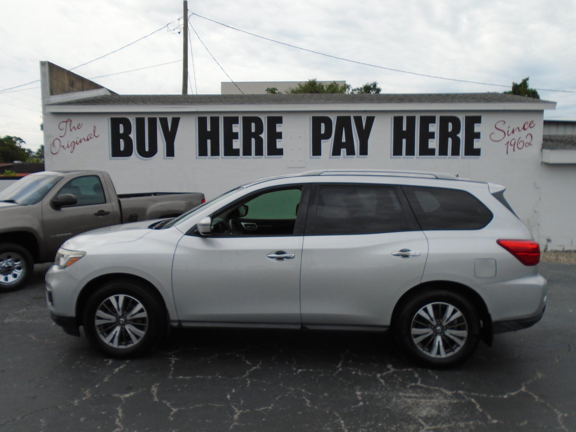 photo of 2017 Nissan Pathfinder Platinum 2WD