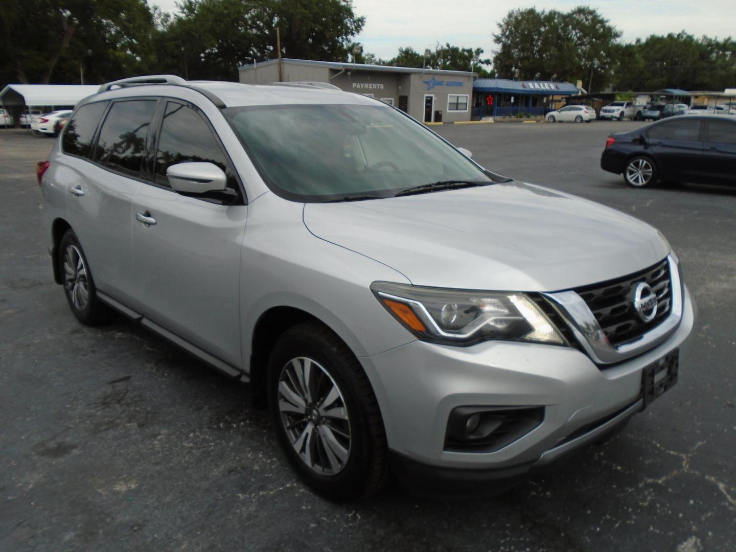 2017 SILVER /Grey Nissan Pathfinder (5N1DR2MN6HC) , located at 6112 N Florida Avenue, Tampa, FL, 33604, (888) 521-5131, 27.954929, -82.459534 - 499$ DOWN PLUS TAX & TAG. - Photo#3