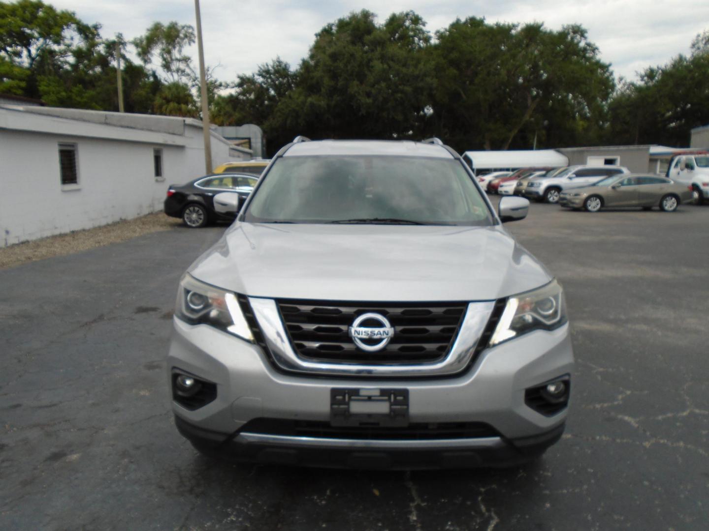 2017 SILVER /Grey Nissan Pathfinder (5N1DR2MN6HC) , located at 6112 N Florida Avenue, Tampa, FL, 33604, (888) 521-5131, 27.954929, -82.459534 - 499$ DOWN PLUS TAX & TAG. - Photo#1