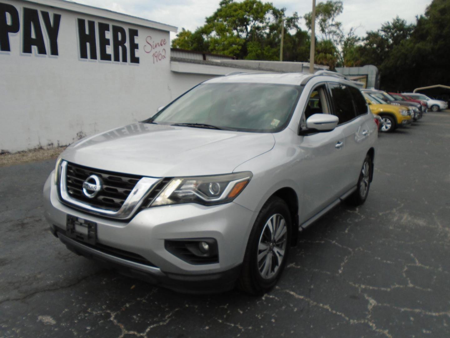 2017 SILVER /Grey Nissan Pathfinder (5N1DR2MN6HC) , located at 6112 N Florida Avenue, Tampa, FL, 33604, (888) 521-5131, 27.954929, -82.459534 - 499$ DOWN PLUS TAX & TAG. - Photo#2