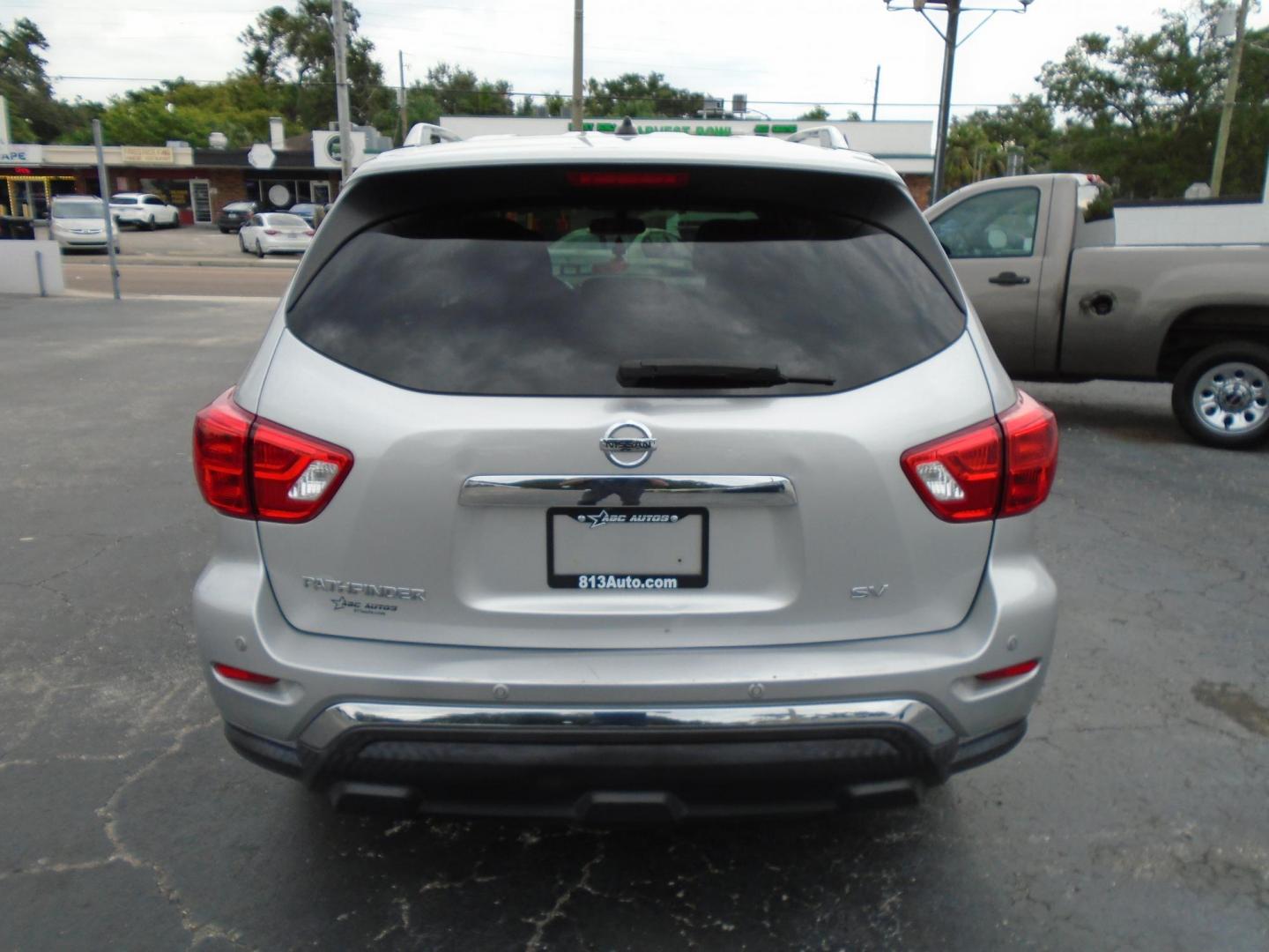 2017 SILVER /Grey Nissan Pathfinder (5N1DR2MN6HC) , located at 6112 N Florida Avenue, Tampa, FL, 33604, (888) 521-5131, 27.954929, -82.459534 - 499$ DOWN PLUS TAX & TAG. - Photo#6