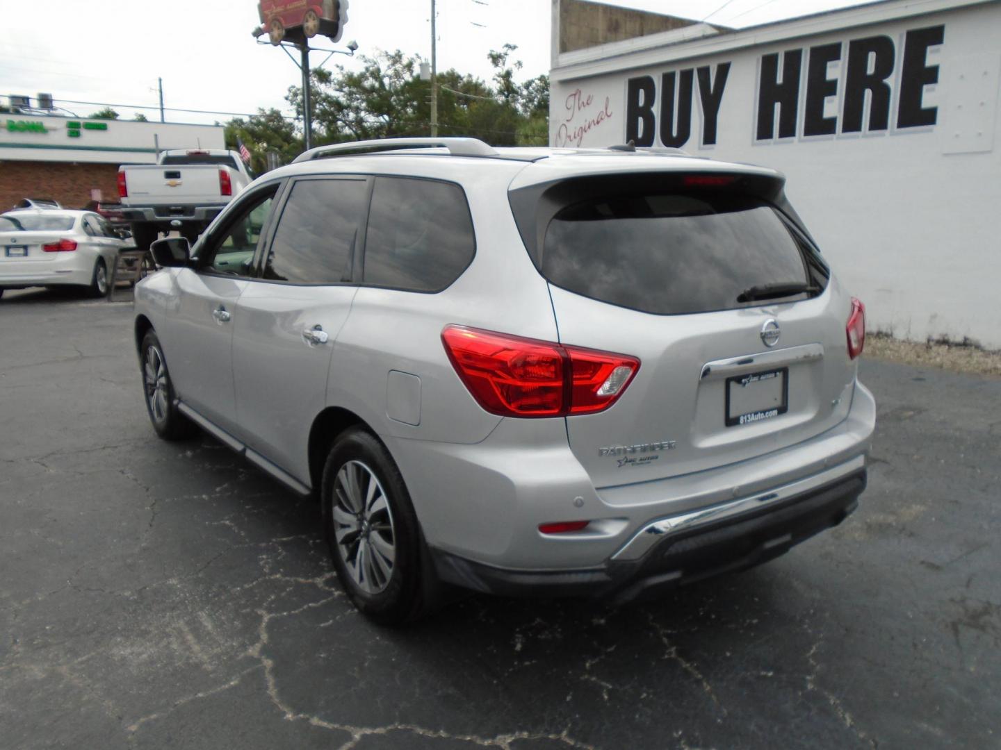 2017 SILVER /Grey Nissan Pathfinder (5N1DR2MN6HC) , located at 6112 N Florida Avenue, Tampa, FL, 33604, (888) 521-5131, 27.954929, -82.459534 - 499$ DOWN PLUS TAX & TAG. - Photo#4
