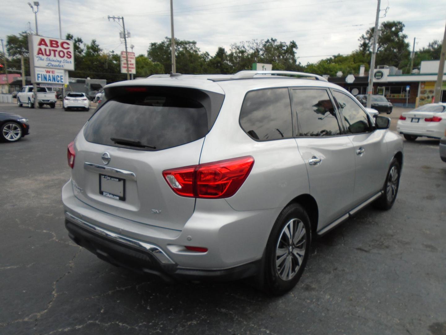 2017 SILVER /Grey Nissan Pathfinder (5N1DR2MN6HC) , located at 6112 N Florida Avenue, Tampa, FL, 33604, (888) 521-5131, 27.954929, -82.459534 - 499$ DOWN PLUS TAX & TAG. - Photo#5