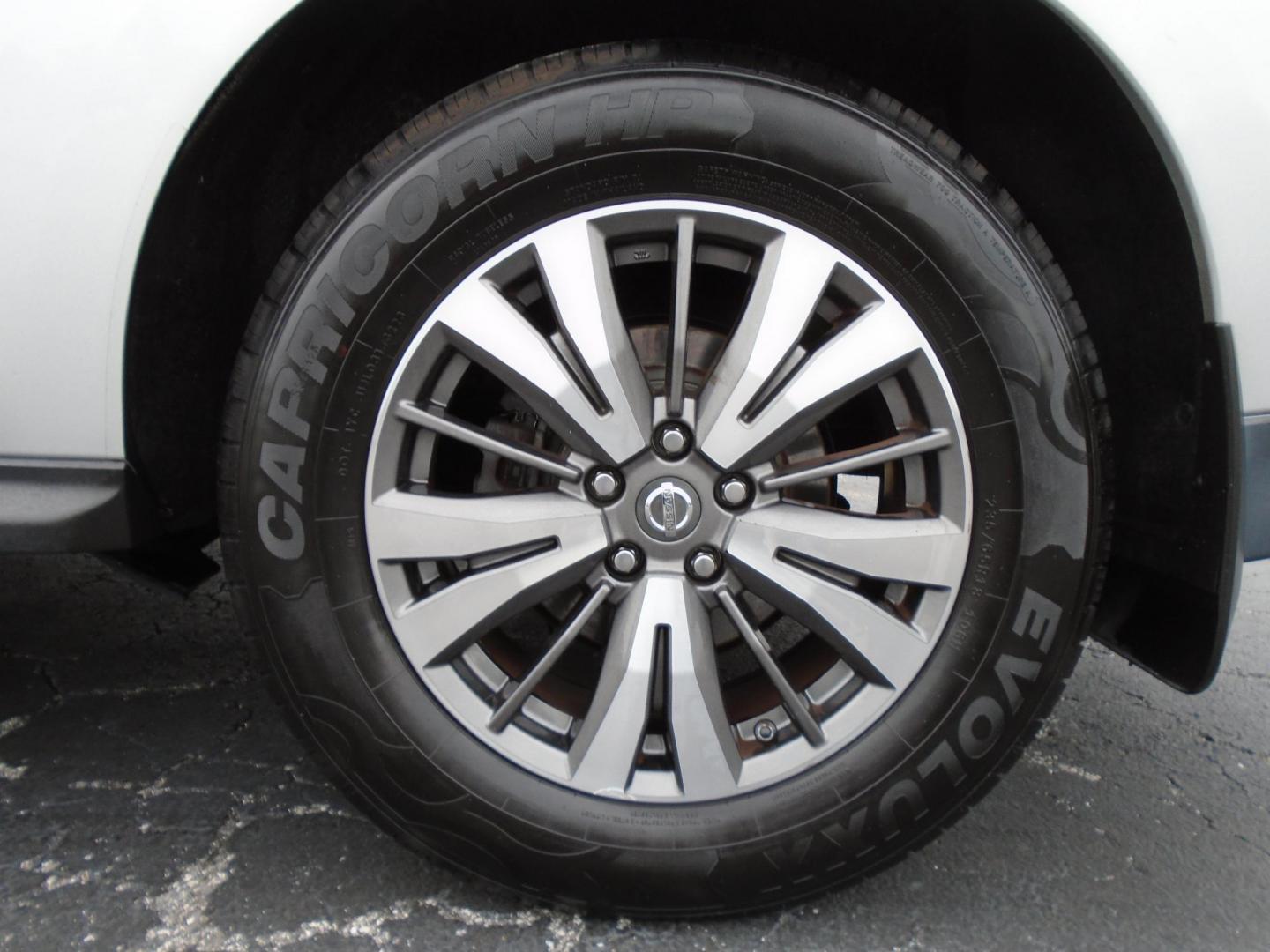 2017 SILVER /Grey Nissan Pathfinder (5N1DR2MN6HC) , located at 6112 N Florida Avenue, Tampa, FL, 33604, (888) 521-5131, 27.954929, -82.459534 - 499$ DOWN PLUS TAX & TAG. - Photo#15
