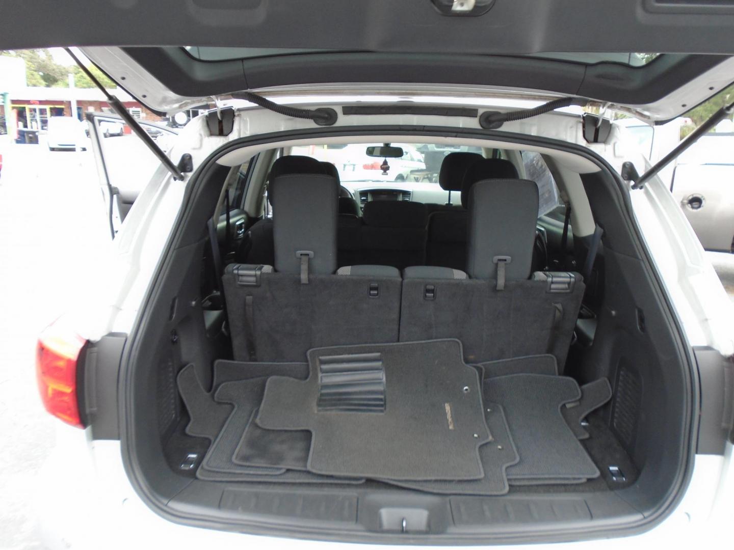 2017 SILVER /Grey Nissan Pathfinder (5N1DR2MN6HC) , located at 6112 N Florida Avenue, Tampa, FL, 33604, (888) 521-5131, 27.954929, -82.459534 - 499$ DOWN PLUS TAX & TAG. - Photo#7