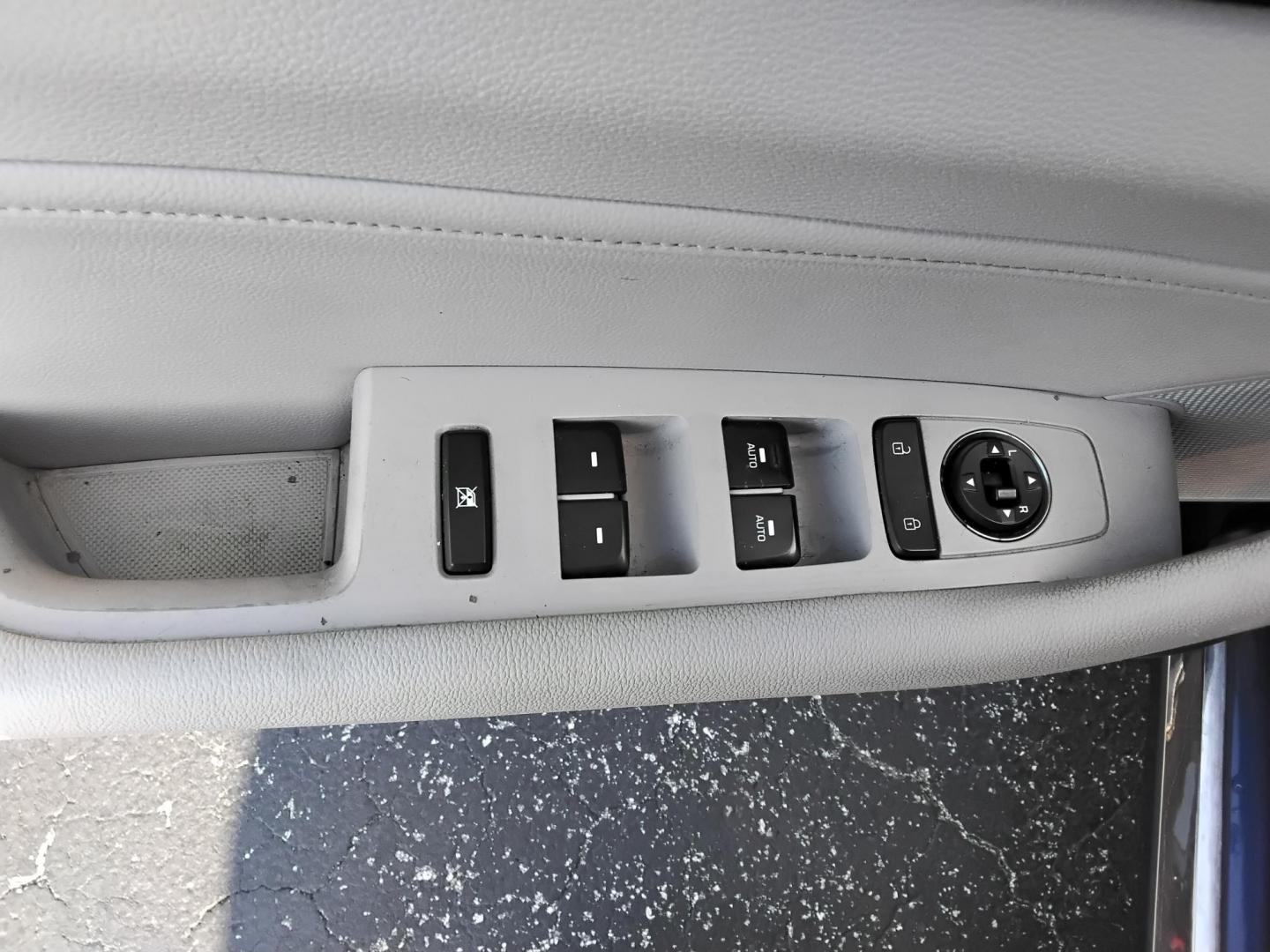 2015 Blue /Grey Hyundai Sonata (5NPE34AF6FH) , located at 6112 N Florida Avenue, Tampa, FL, 33604, (888) 521-5131, 27.954929, -82.459534 - 499$ DOWN PLUS TAX & TAG. - Photo#17