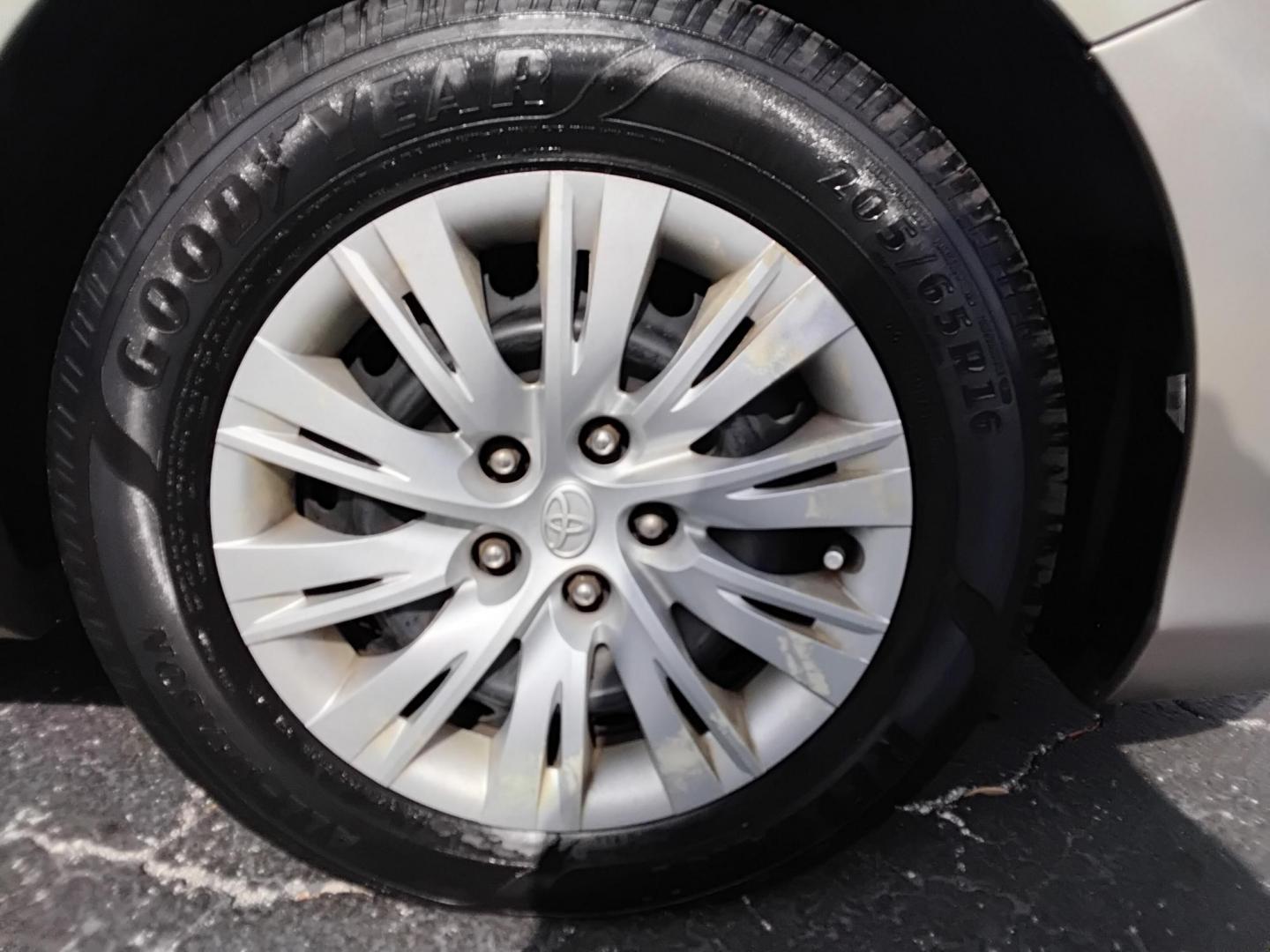 2013 GOLD /Beige Toyota Camry (4T1BF1FK2DU) , located at 6112 N Florida Avenue, Tampa, FL, 33604, (888) 521-5131, 27.954929, -82.459534 - $499 DOWN PLUS TAX & TAG.- Photo#11