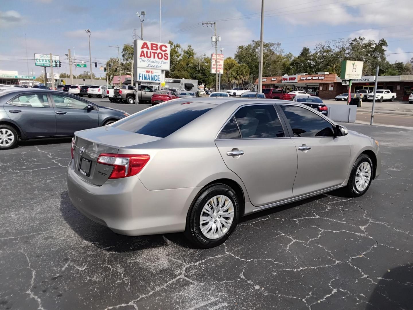 2013 GOLD /Beige Toyota Camry (4T1BF1FK2DU) , located at 6112 N Florida Avenue, Tampa, FL, 33604, (888) 521-5131, 27.954929, -82.459534 - $499 DOWN PLUS TAX & TAG.- Photo#5