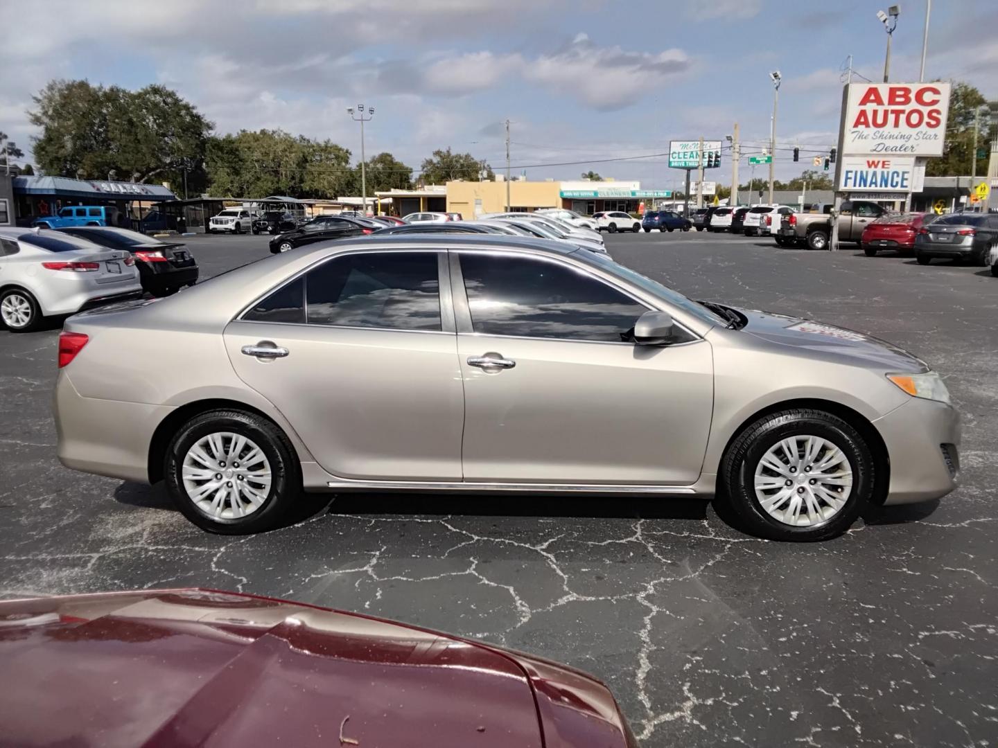 2013 GOLD /Beige Toyota Camry (4T1BF1FK2DU) , located at 6112 N Florida Avenue, Tampa, FL, 33604, (888) 521-5131, 27.954929, -82.459534 - $499 DOWN PLUS TAX & TAG.- Photo#4