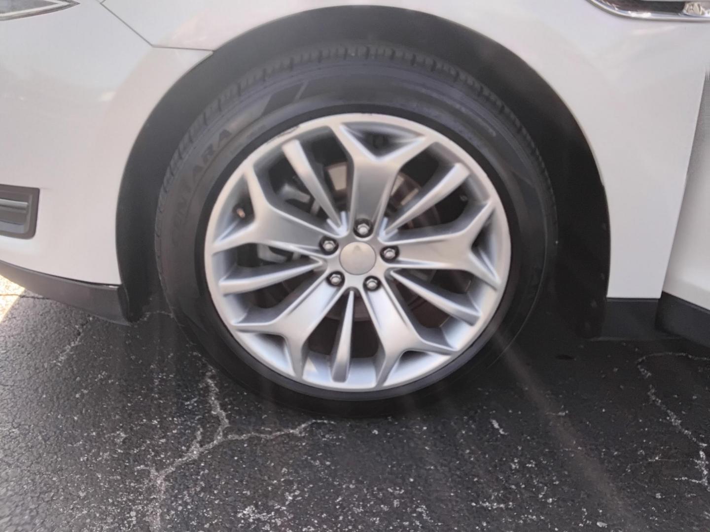 2017 White /Beige Ford Taurus (1FAHP2F83HG) , located at 6112 N Florida Avenue, Tampa, FL, 33604, (888) 521-5131, 27.954929, -82.459534 - $499 DOWN PLUS TAX & TAG. - Photo#12