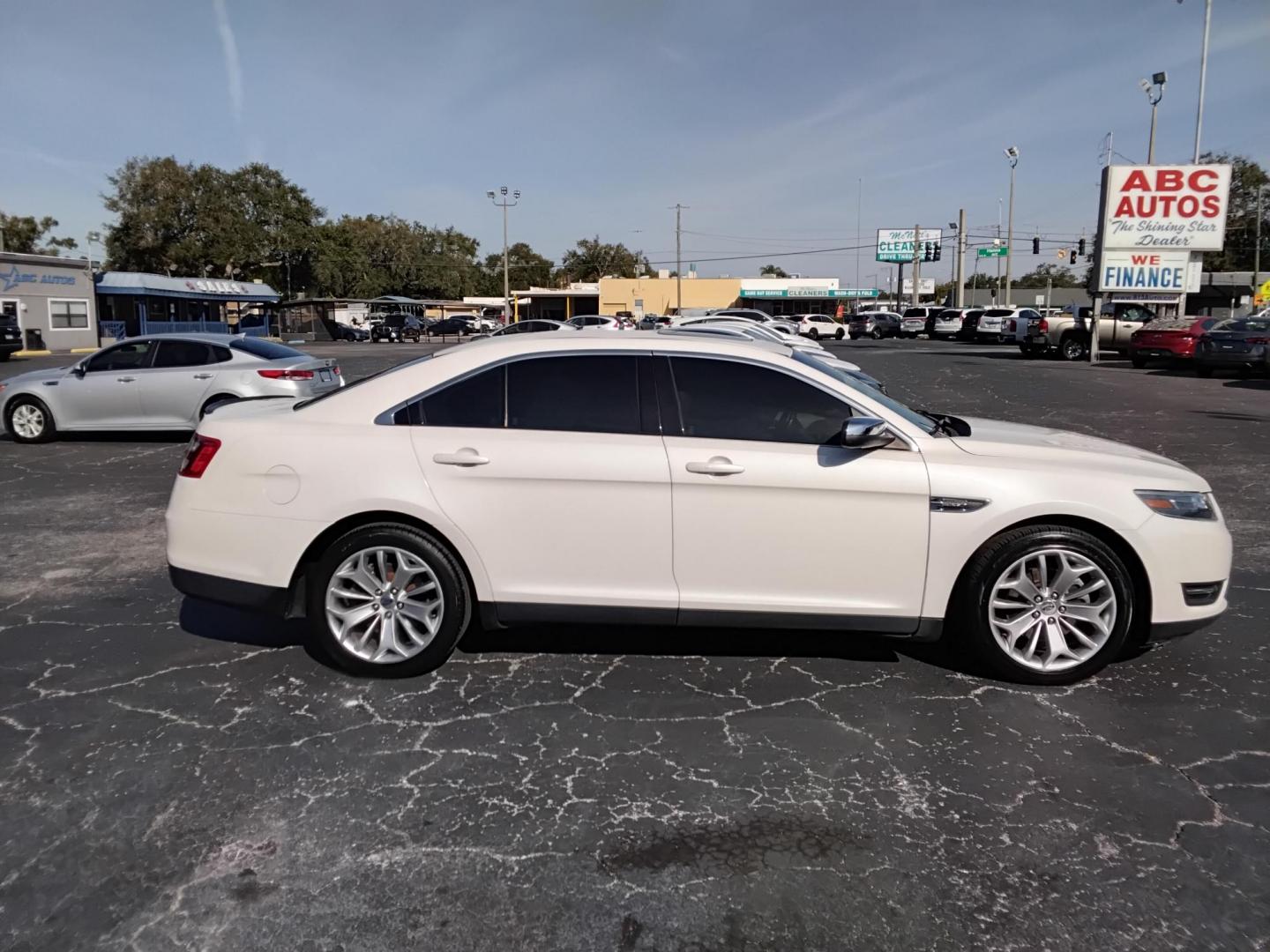 2017 White /Beige Ford Taurus (1FAHP2F83HG) , located at 6112 N Florida Avenue, Tampa, FL, 33604, (888) 521-5131, 27.954929, -82.459534 - $499 DOWN PLUS TAX & TAG. - Photo#4