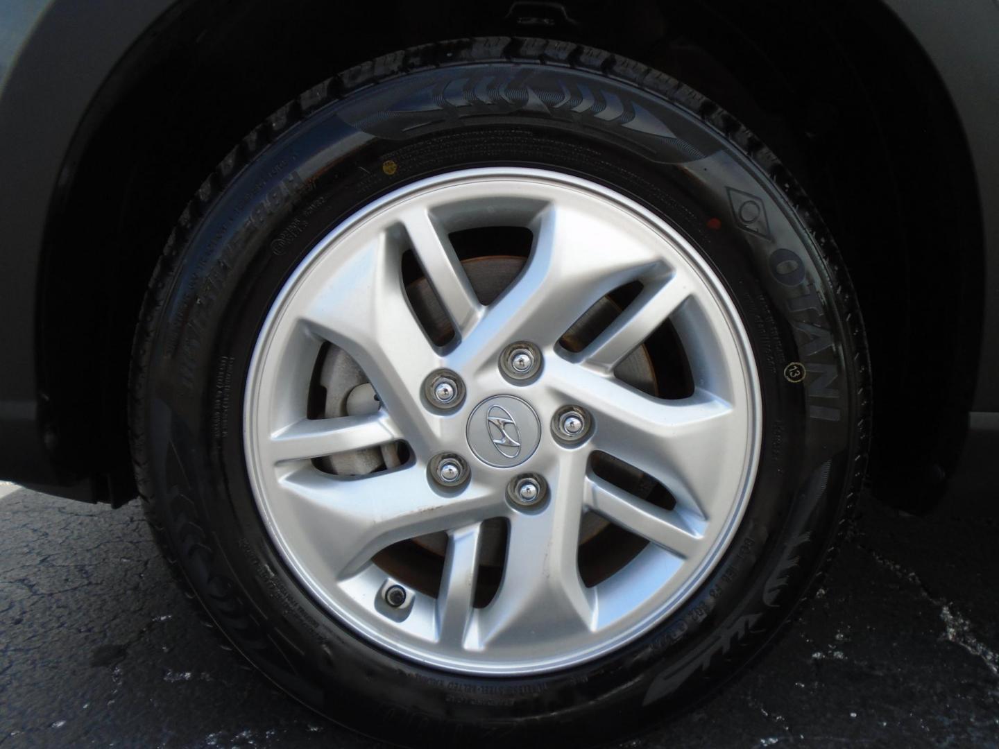 2020 GRAY /Grey Hyundai Venue (KMHRC8A39LU) , located at 6112 N Florida Avenue, Tampa, FL, 33604, (888) 521-5131, 27.954929, -82.459534 - 499$ down plus tax & tag. - Photo#14