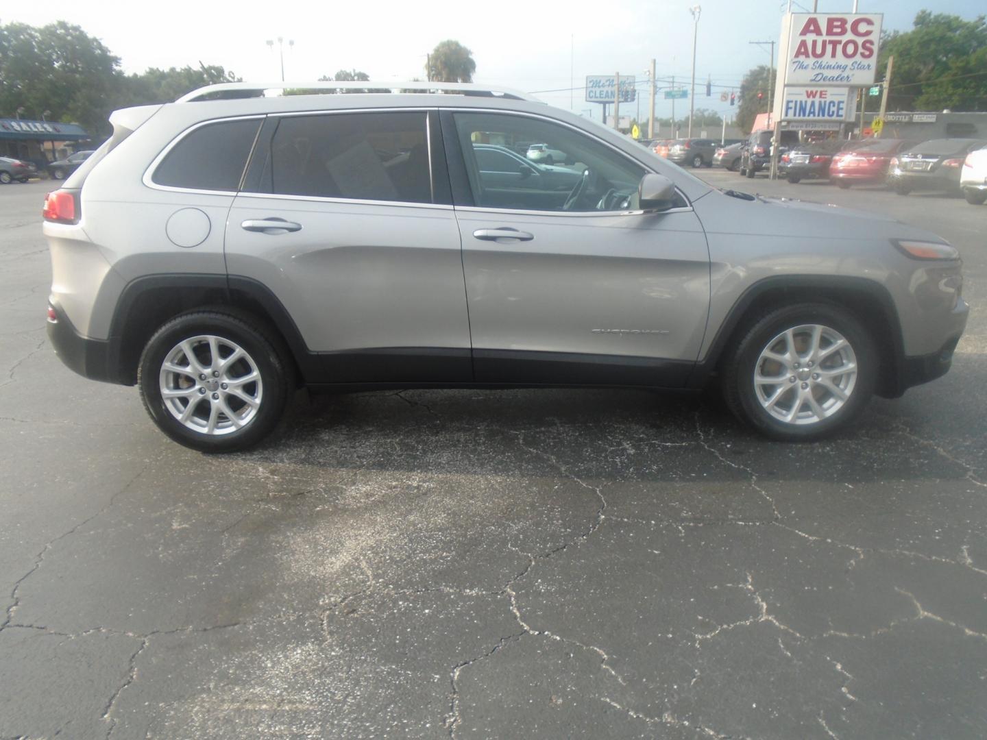 2015 Jeep Cherokee (1C4PJLCB8FW) , located at 6112 N Florida Avenue, Tampa, FL, 33604, (888) 521-5131, 27.954929, -82.459534 - Photo#2