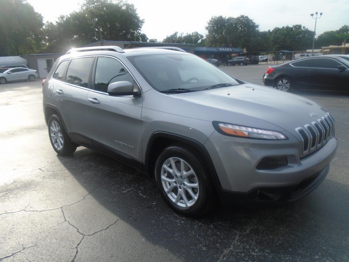 2015 Jeep Cherokee (1C4PJLCB8FW) , located at 6112 N Florida Avenue, Tampa, FL, 33604, (888) 521-5131, 27.954929, -82.459534 - Photo#9