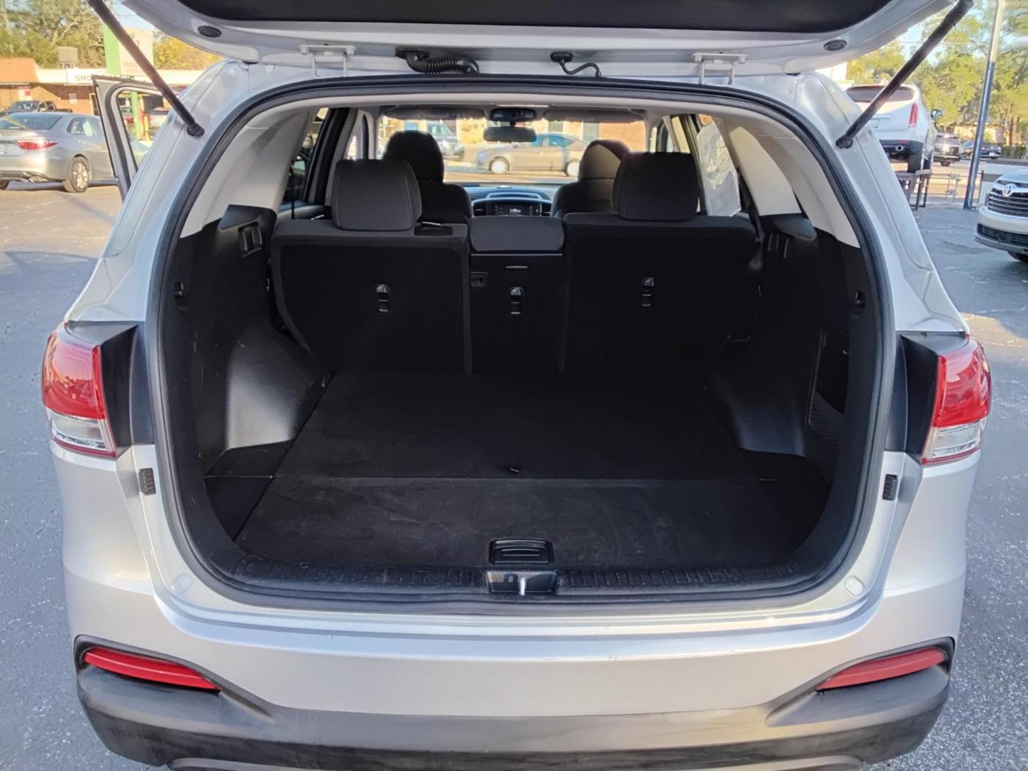 2018 SILVER /Grey Kia Sorento (5XYPG4A30JG) , located at 6112 N Florida Avenue, Tampa, FL, 33604, (888) 521-5131, 27.954929, -82.459534 - $499 DOWN PLUS TAX & TAG. - Photo#7