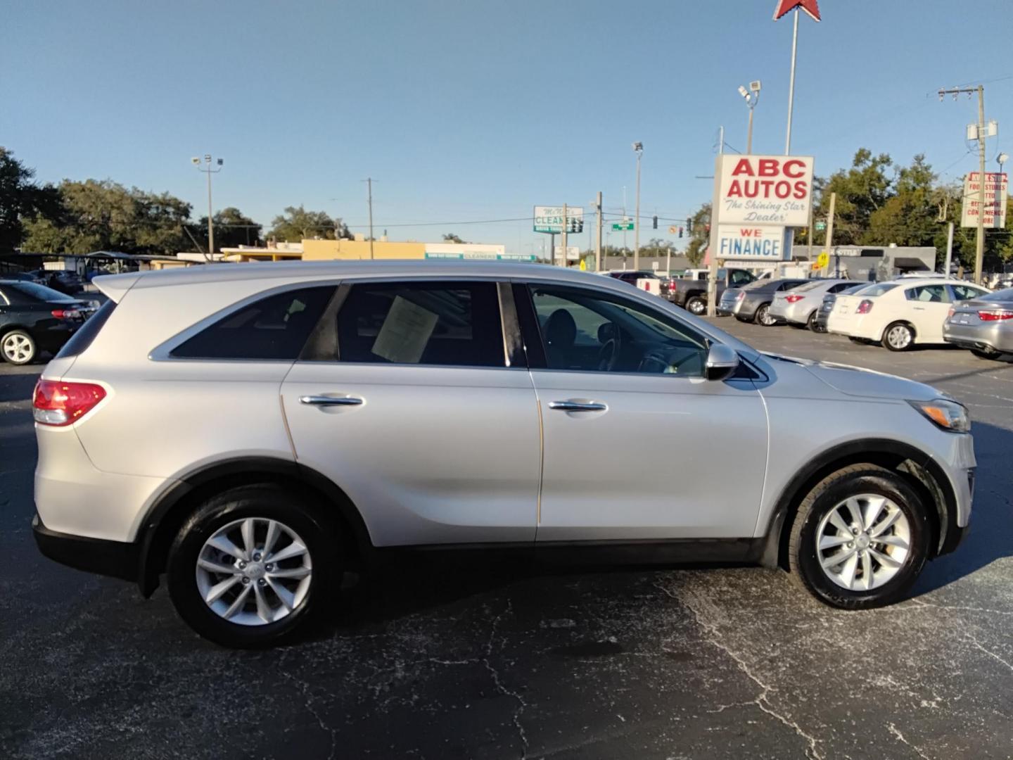 2018 SILVER /Grey Kia Sorento (5XYPG4A30JG) , located at 6112 N Florida Avenue, Tampa, FL, 33604, (888) 521-5131, 27.954929, -82.459534 - $499 DOWN PLUS TAX & TAG. - Photo#4