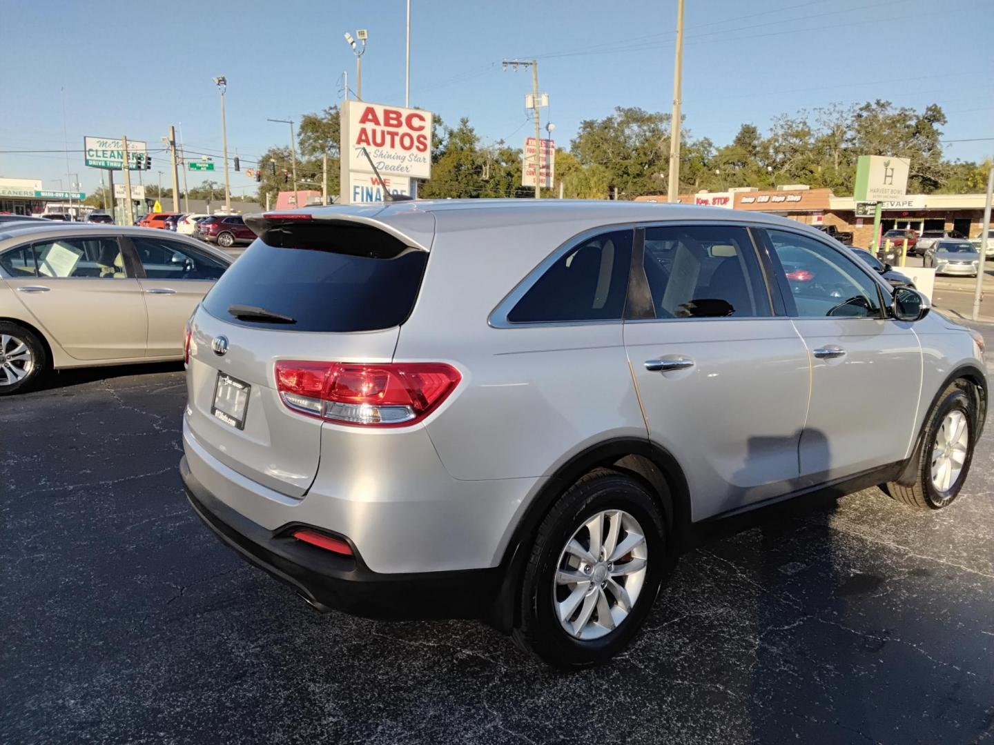 2018 SILVER /Grey Kia Sorento (5XYPG4A30JG) , located at 6112 N Florida Avenue, Tampa, FL, 33604, (888) 521-5131, 27.954929, -82.459534 - $499 DOWN PLUS TAX & TAG. - Photo#5