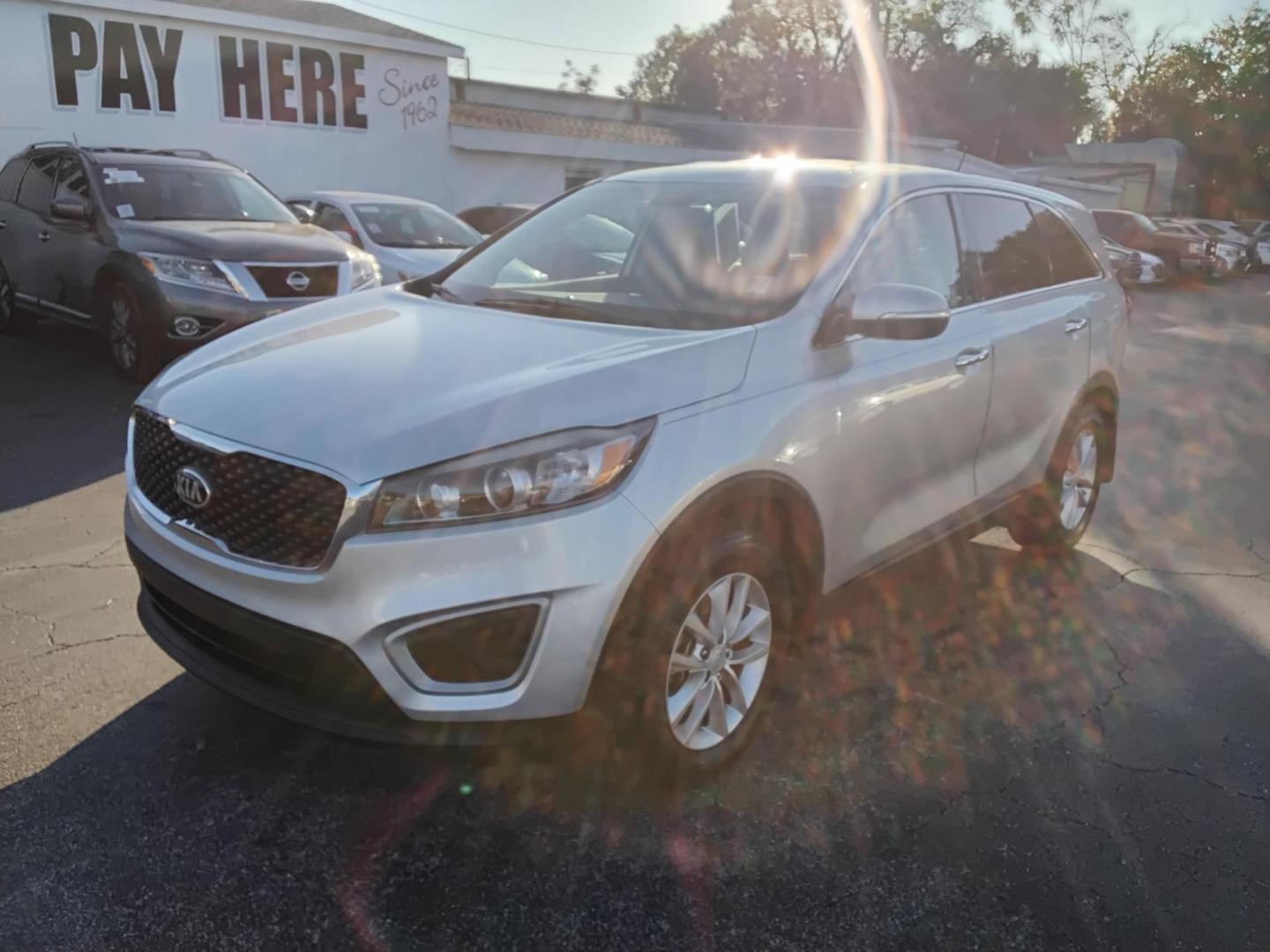 2018 SILVER /Grey Kia Sorento (5XYPG4A30JG) , located at 6112 N Florida Avenue, Tampa, FL, 33604, (888) 521-5131, 27.954929, -82.459534 - $499 DOWN PLUS TAX & TAG. - Photo#1