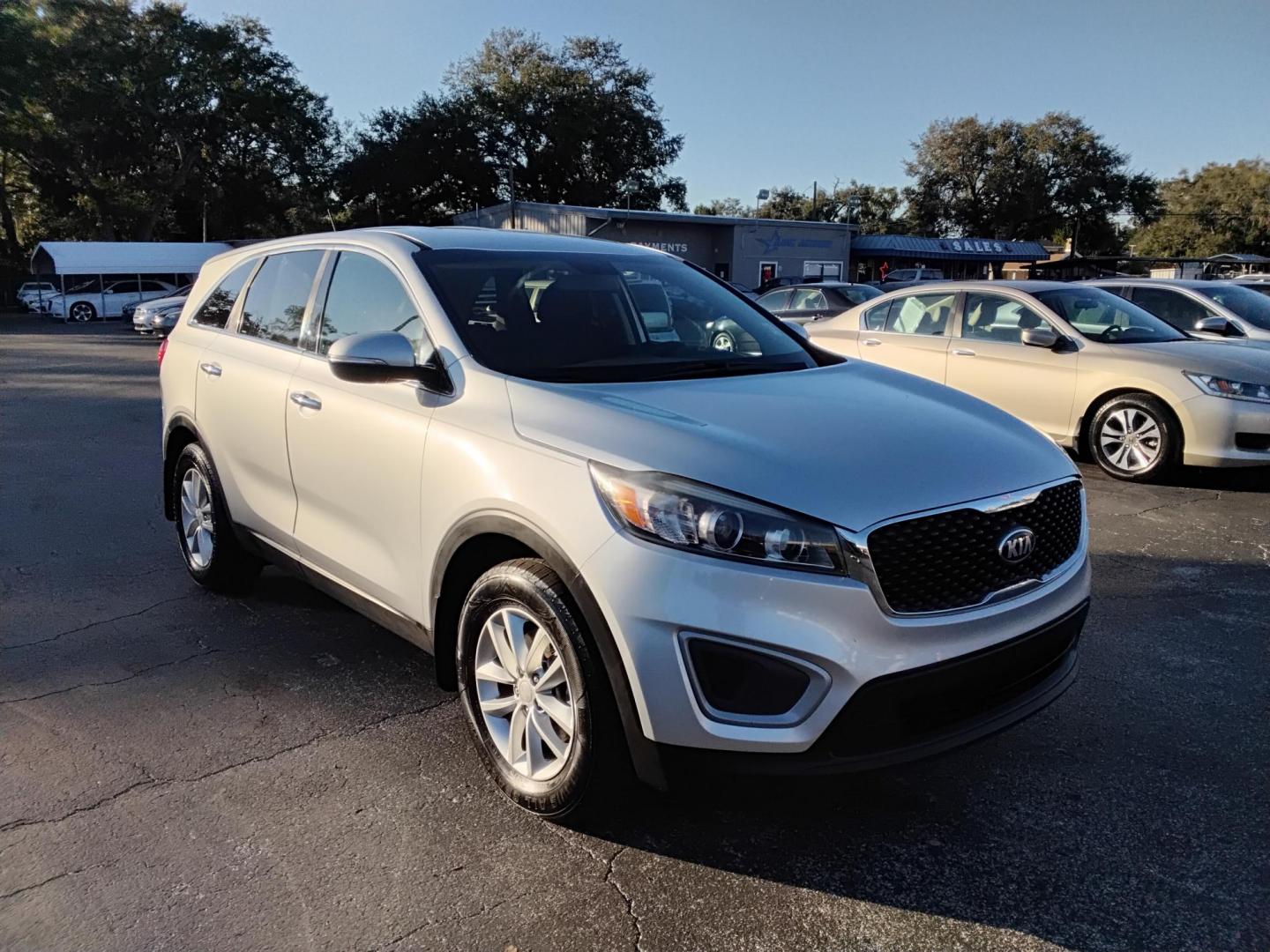 2018 SILVER /Grey Kia Sorento (5XYPG4A30JG) , located at 6112 N Florida Avenue, Tampa, FL, 33604, (888) 521-5131, 27.954929, -82.459534 - $499 DOWN PLUS TAX & TAG.- Photo#3