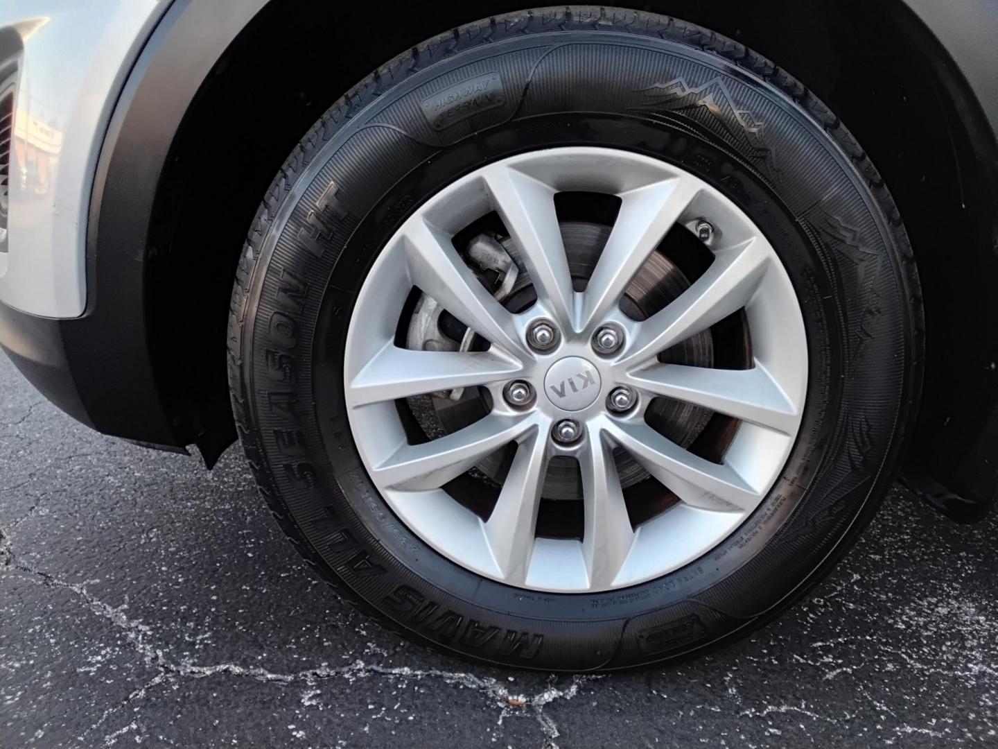 2018 SILVER /Grey Kia Sorento (5XYPG4A30JG) , located at 6112 N Florida Avenue, Tampa, FL, 33604, (888) 521-5131, 27.954929, -82.459534 - $499 DOWN PLUS TAX & TAG. - Photo#12