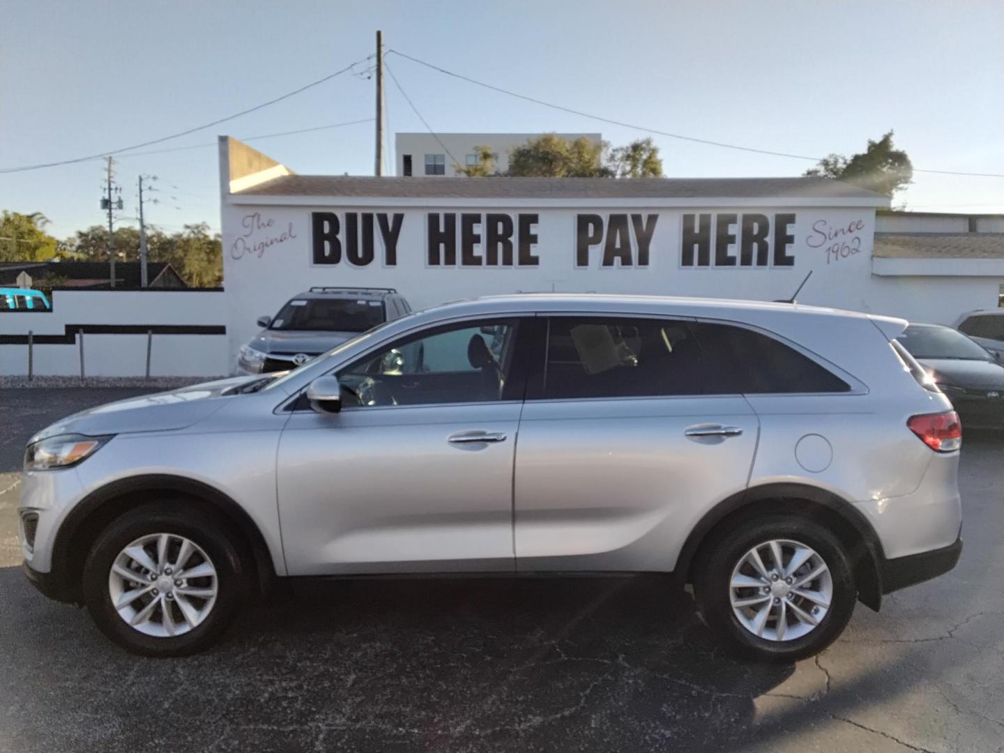 2018 SILVER /Grey Kia Sorento (5XYPG4A30JG) , located at 6112 N Florida Avenue, Tampa, FL, 33604, (888) 521-5131, 27.954929, -82.459534 - $499 DOWN PLUS TAX & TAG. - Photo#0