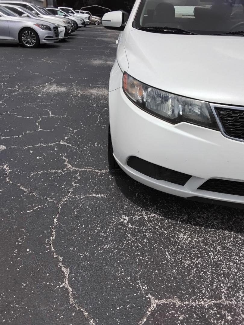 2012 White /Beige Kia Forte (KNAFU4A2XC5) , located at 6112 N Florida Avenue, Tampa, FL, 33604, (888) 521-5131, 27.954929, -82.459534 - $499 down plus tax & tag.- Photo#4