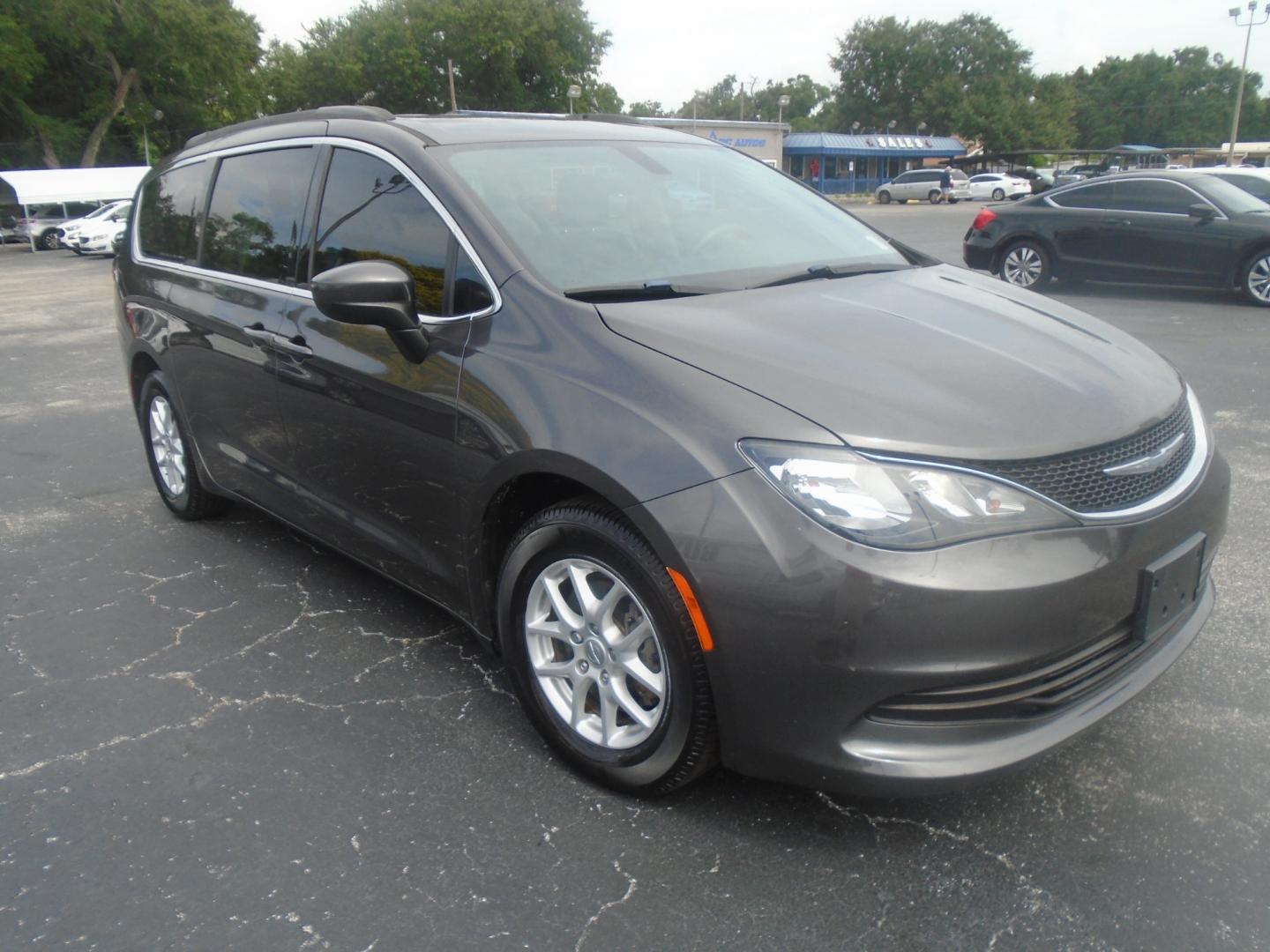 2017 Chrysler Pacifica (2CRC1CG6HR7) , located at 6112 N Florida Avenue, Tampa, FL, 33604, (888) 521-5131, 27.954929, -82.459534 - Photo#7