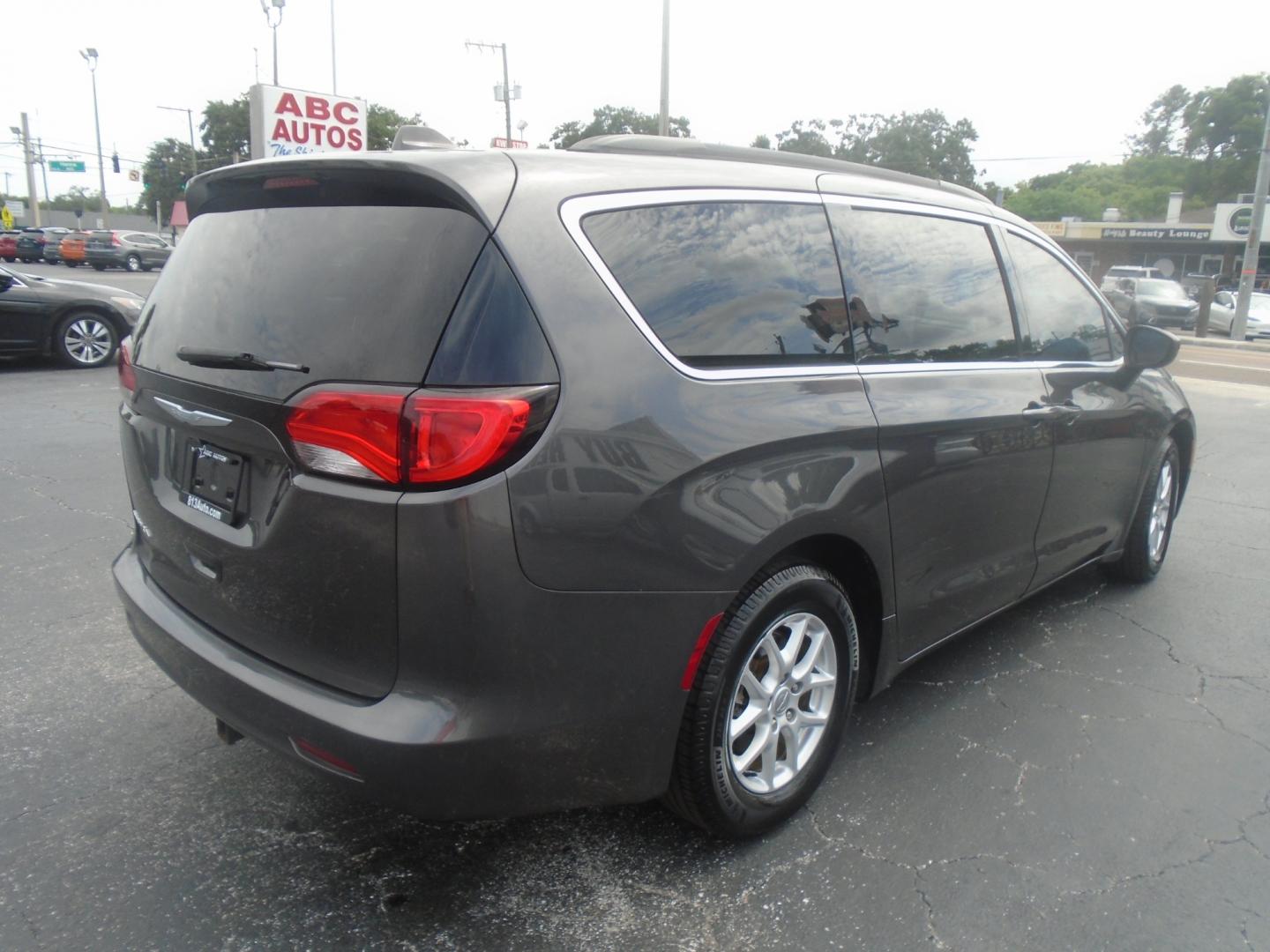 2017 Chrysler Pacifica (2CRC1CG6HR7) , located at 6112 N Florida Avenue, Tampa, FL, 33604, (888) 521-5131, 27.954929, -82.459534 - Photo#9