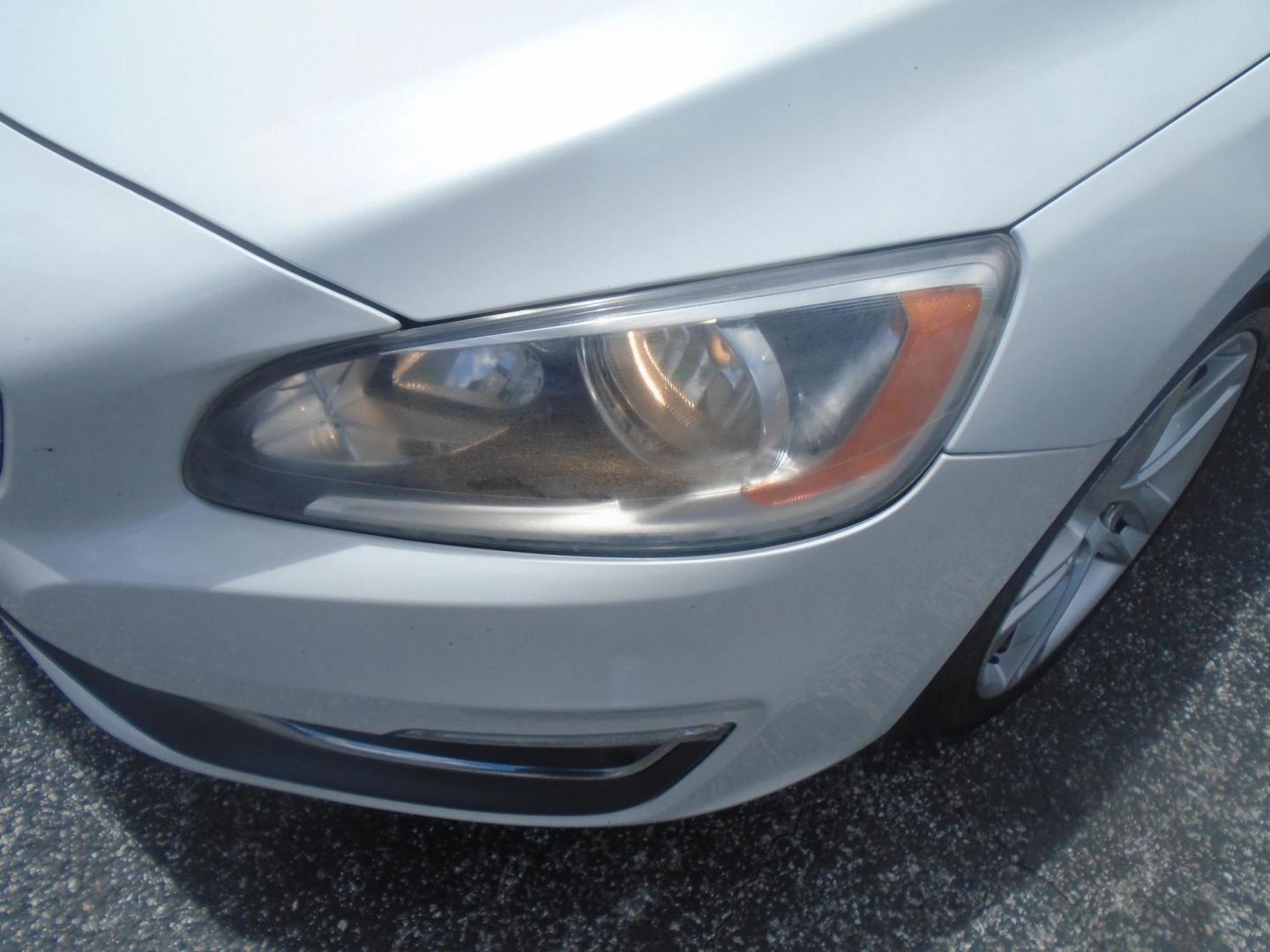 2015 Volvo S60 2.0 Premier (YV126MFK2F1) with an 2.0L L4 DOHC 16V engine, 8-Speed Automatic transmission, located at 6112 N Florida Avenue, Tampa, FL, 33604, (888) 521-5131, 27.954929, -82.459534 - Photo#3