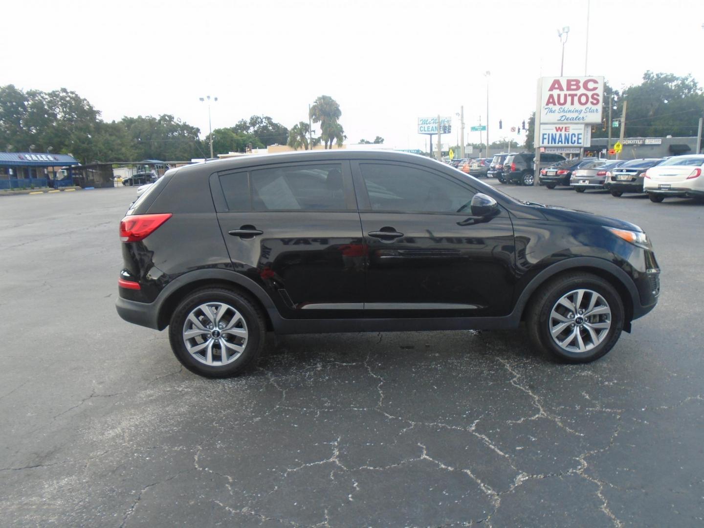 2017 Kia Sportage LX FWD (KNDPM3ACXH7) with an 2.4L V6 DOHC 24V engine, 6A transmission, located at 6112 N Florida Avenue, Tampa, FL, 33604, (888) 521-5131, 27.954929, -82.459534 - Photo#4