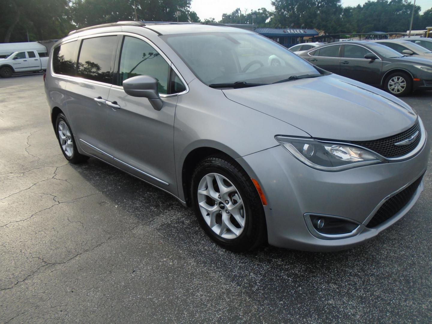 2017 Chrysler Pacifica Touring-L (2C4RC1CG6HR) with an 3.6L V6 DOHC 24V engine, 6A transmission, located at 6112 N Florida Avenue, Tampa, FL, 33604, (888) 521-5131, 27.954929, -82.459534 - Photo#7