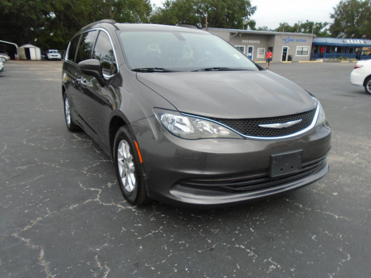 2017 GRAY /Grey Chrysler Pacifica Touring-L (2C4RC1CG6HR) with an 3.6L V6 DOHC 24V engine, 6A transmission, located at 6112 N Florida Avenue, Tampa, FL, 33604, (888) 521-5131, 27.954929, -82.459534 - 499$ Down plus tax & tag. - Photo#3
