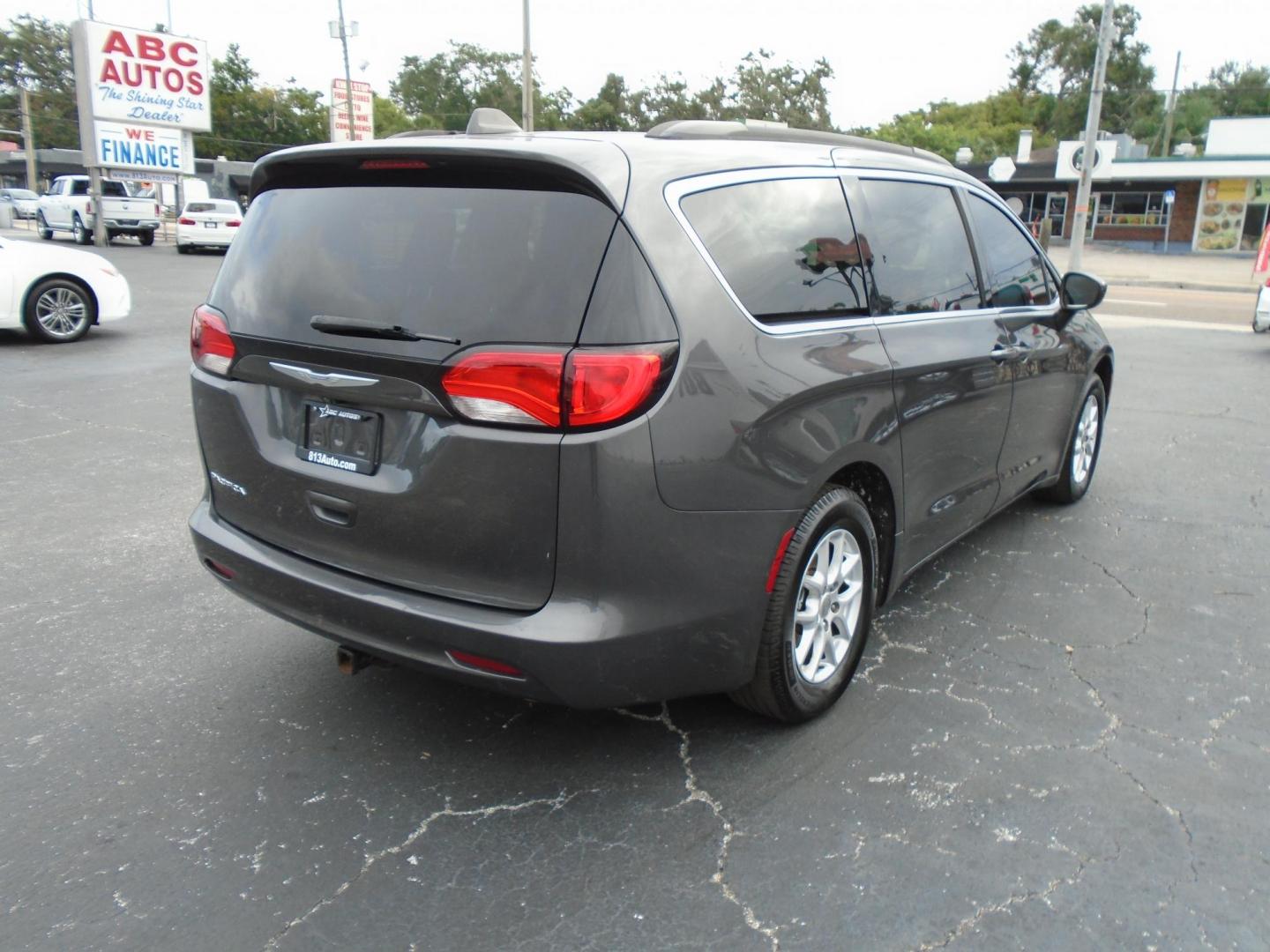 2017 GRAY /Grey Chrysler Pacifica Touring-L (2C4RC1CG6HR) with an 3.6L V6 DOHC 24V engine, 6A transmission, located at 6112 N Florida Avenue, Tampa, FL, 33604, (888) 521-5131, 27.954929, -82.459534 - 499$ Down plus tax & tag. - Photo#5