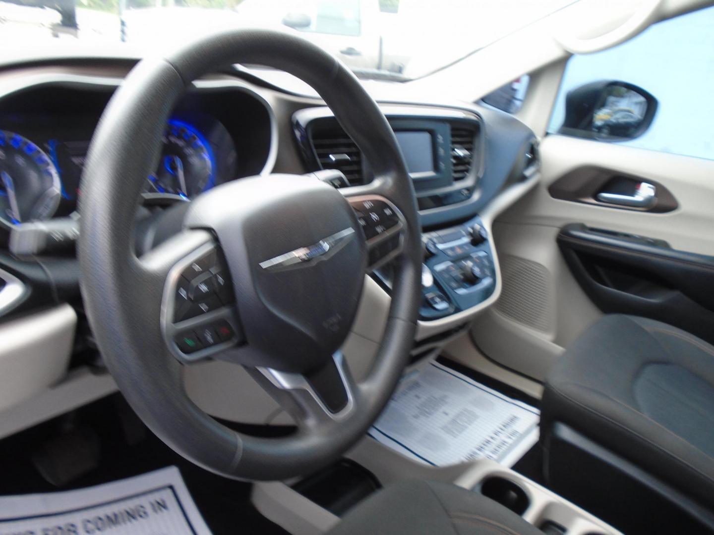 2017 GRAY /Grey Chrysler Pacifica Touring-L (2C4RC1CG6HR) with an 3.6L V6 DOHC 24V engine, 6A transmission, located at 6112 N Florida Avenue, Tampa, FL, 33604, (888) 521-5131, 27.954929, -82.459534 - 499$ Down plus tax & tag. - Photo#9