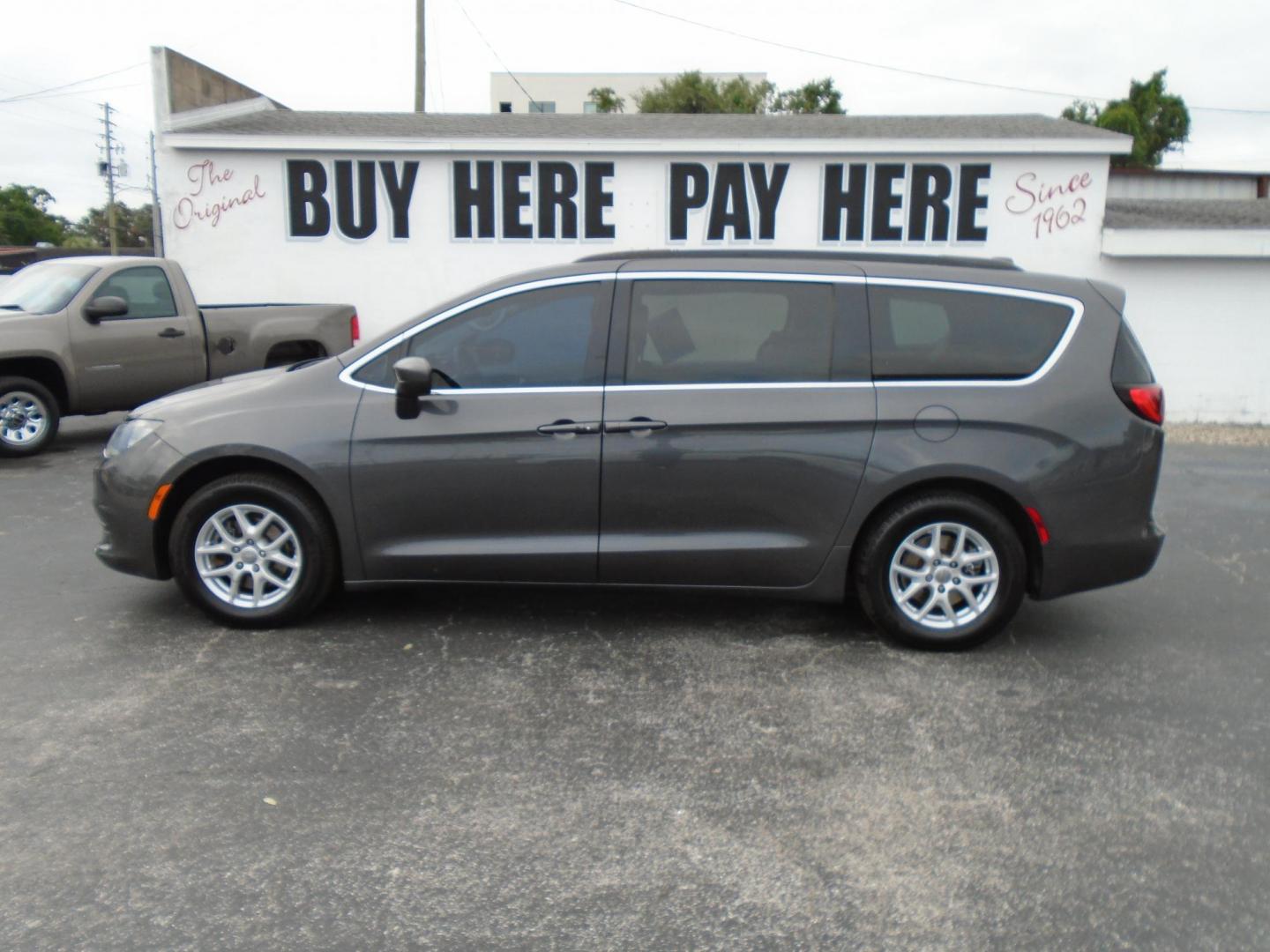 2017 GRAY /Grey Chrysler Pacifica Touring-L (2C4RC1CG6HR) with an 3.6L V6 DOHC 24V engine, 6A transmission, located at 6112 N Florida Avenue, Tampa, FL, 33604, (888) 521-5131, 27.954929, -82.459534 - 499$ Down plus tax & tag. - Photo#0