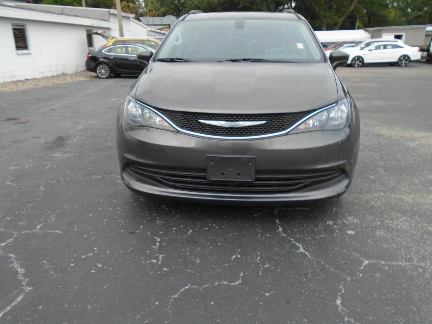 2017 GRAY /Grey Chrysler Pacifica Touring-L (2C4RC1CG6HR) with an 3.6L V6 DOHC 24V engine, 6A transmission, located at 6112 N Florida Avenue, Tampa, FL, 33604, (888) 521-5131, 27.954929, -82.459534 - 499$ Down plus tax & tag. - Photo#1
