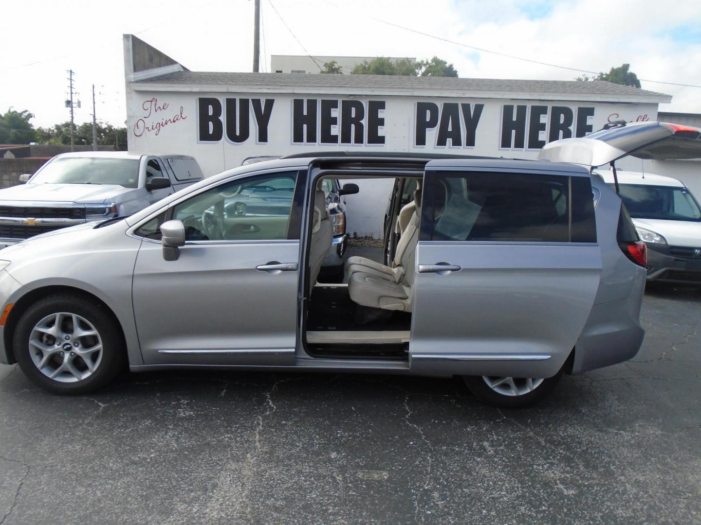 2017 Chrysler Pacifica Touring (2C4RC1BG3HR) with an 3.6L V6 DOHC 24V engine, 6A transmission, located at 6112 N Florida Avenue, Tampa, FL, 33604, (888) 521-5131, 27.954929, -82.459534 - Photo#7