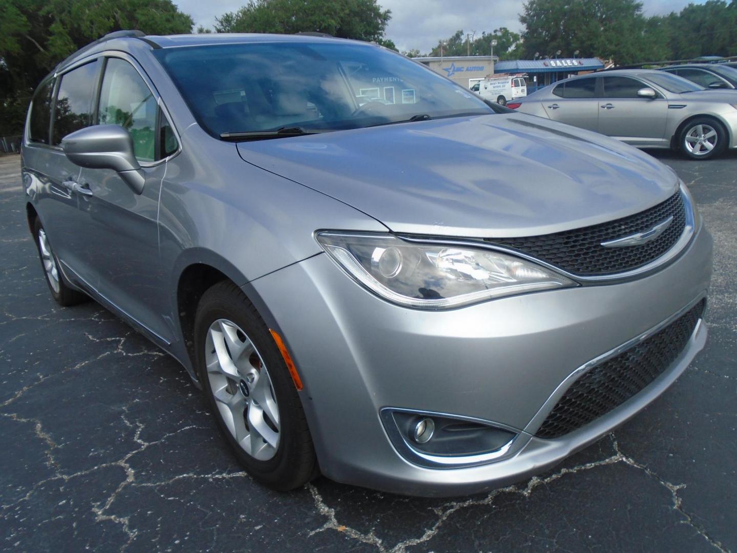 2017 Chrysler Pacifica Touring (2C4RC1BG3HR) with an 3.6L V6 DOHC 24V engine, 6A transmission, located at 6112 N Florida Avenue, Tampa, FL, 33604, (888) 521-5131, 27.954929, -82.459534 - Photo#3