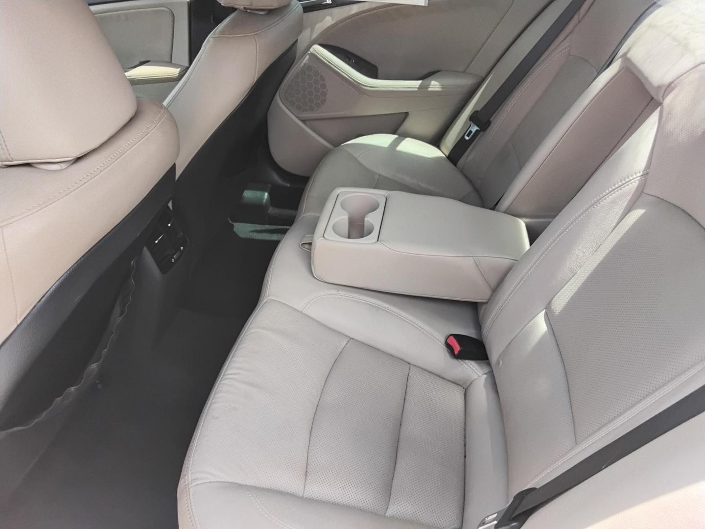 2012 SILVER /Beige Kia Optima EX (5XXGN4A75CG) with an 2.4L L4 DOHC 16V engine, 6-Speed Automatic transmission, located at 6112 N Florida Avenue, Tampa, FL, 33604, (888) 521-5131, 27.954929, -82.459534 - $499 down plus tax & tag.- Photo#9