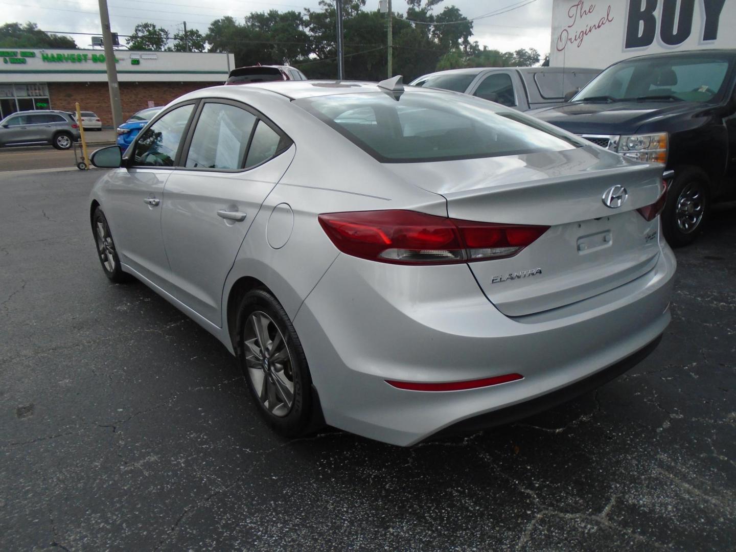 2018 Hyundai Elantra Limited (5NPD84LF4JH) with an 1.8L L4 DOHC 16V engine, 6A transmission, located at 6112 N Florida Avenue, Tampa, FL, 33604, (888) 521-5131, 27.954929, -82.459534 - Photo#4