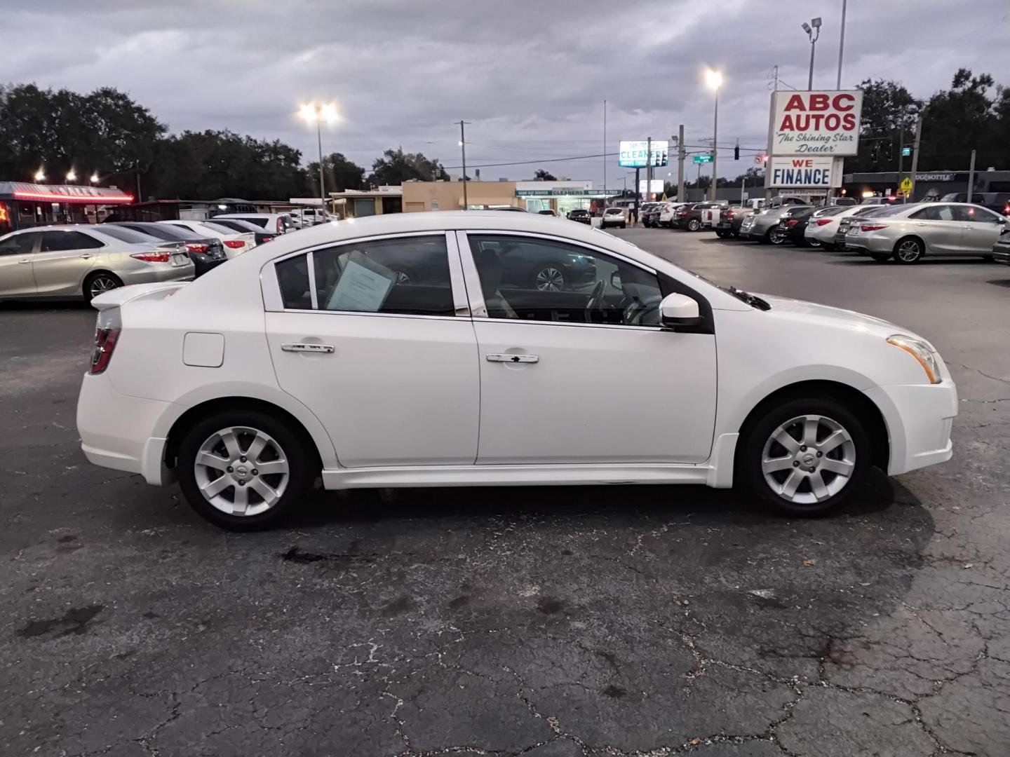 2012 White /Grey Nissan Sentra 2.0 (3N1AB6AP1CL) with an 2.0L L4 DOHC 16V engine, Continuously Variable Transmission transmission, located at 6112 N Florida Avenue, Tampa, FL, 33604, (888) 521-5131, 27.954929, -82.459534 - $499 DOWN PLUS TAX & TAG. - Photo#4