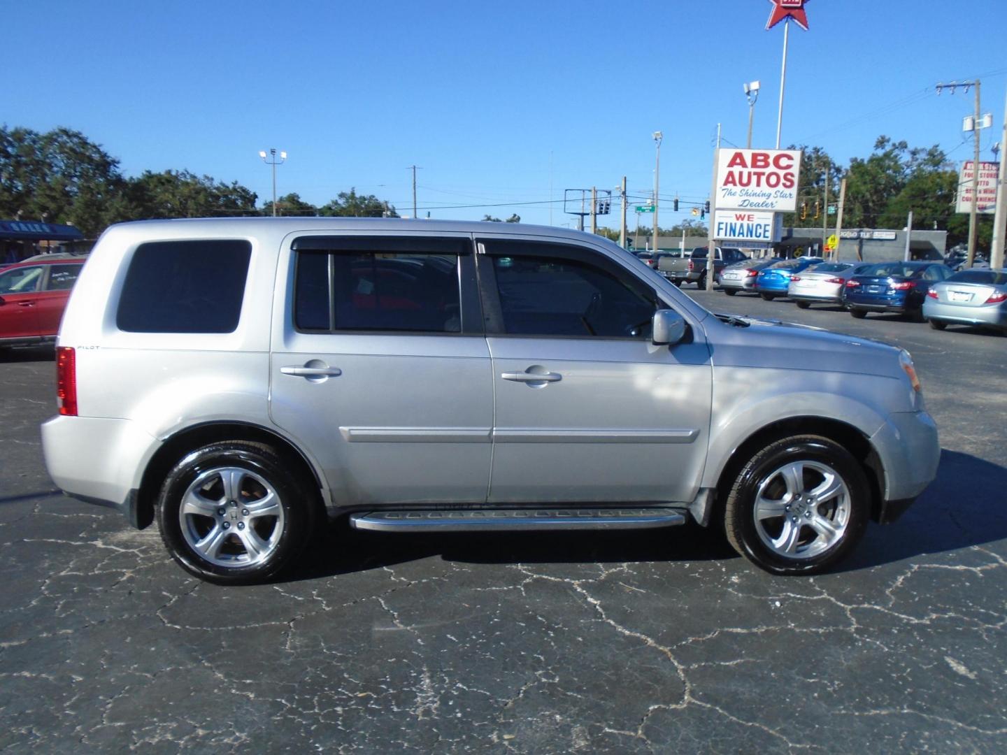 2013 Honda Pilot EX-L 2WD 5-Spd AT with Navigation (5FNYF3H77DB) with an 3.5L V6 SOHC 24V engine, 5-Speed Automatic transmission, located at 6112 N Florida Avenue, Tampa, FL, 33604, (888) 521-5131, 27.954929, -82.459534 - Photo#3