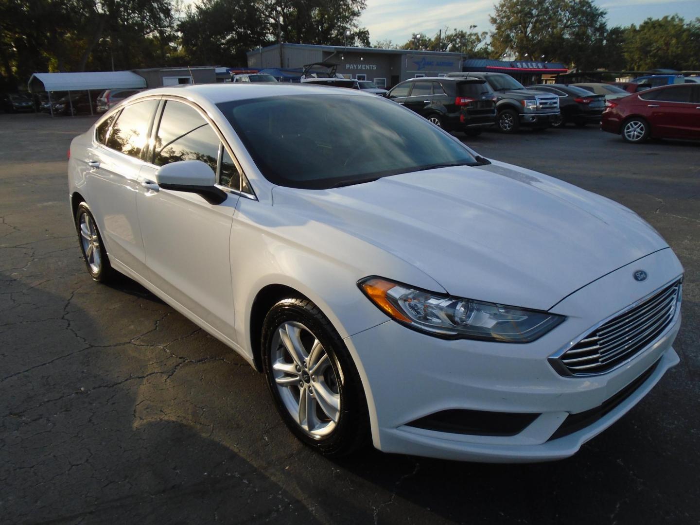 2018 Ford Fusion SE (3FA6P0H76JR) with an 2.5L L4 DOHC 16V engine, 6A transmission, located at 6112 N Florida Avenue, Tampa, FL, 33604, (888) 521-5131, 27.954929, -82.459534 - Photo#2