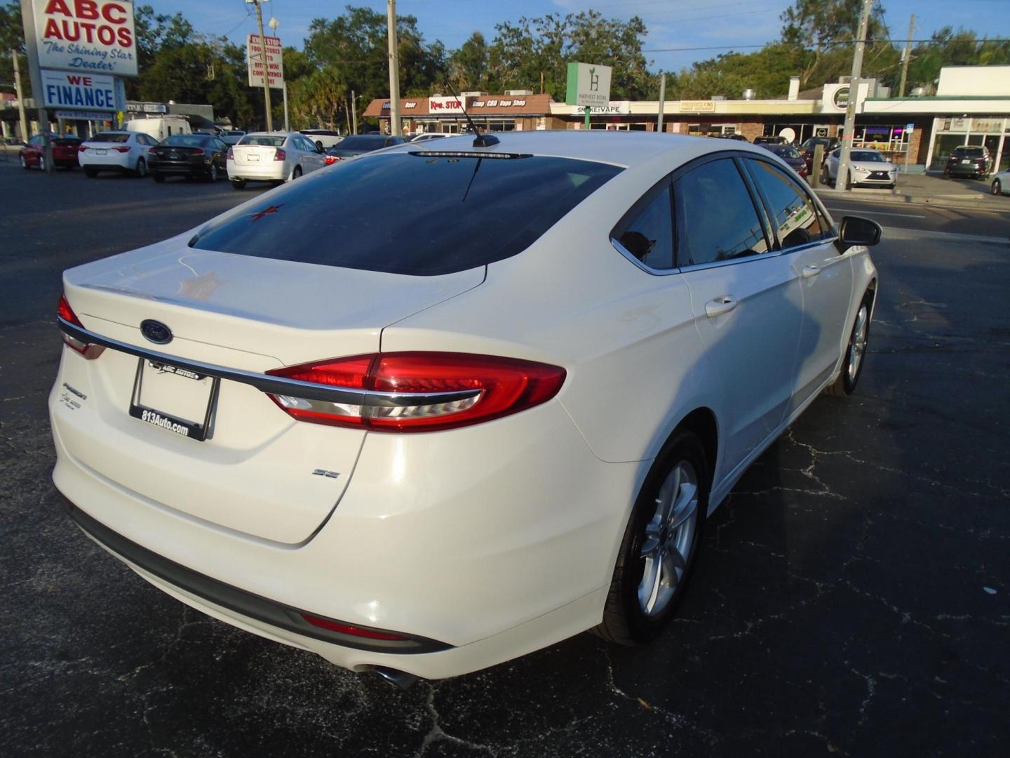 2018 Ford Fusion SE (3FA6P0H76JR) with an 2.5L L4 DOHC 16V engine, 6A transmission, located at 6112 N Florida Avenue, Tampa, FL, 33604, (888) 521-5131, 27.954929, -82.459534 - Photo#3